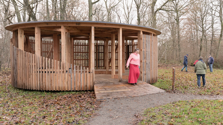 Udendørs shelter med mennesker, der mødes