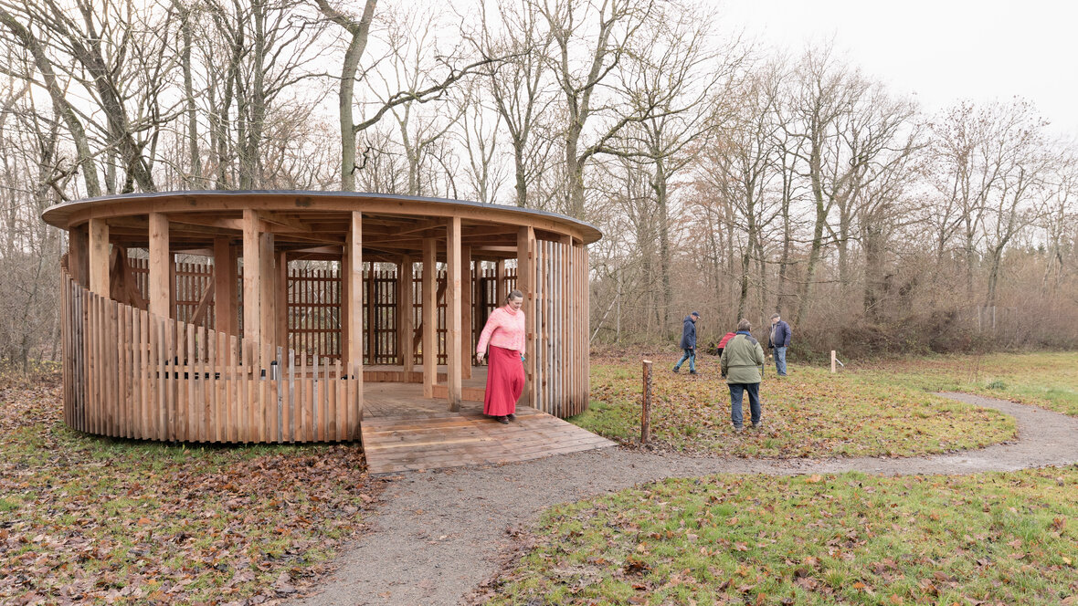 Shelter med mennesker, der mødes