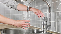 Rekordstore stigninger: Prisen på vand er steget – og det vil den blive ved med