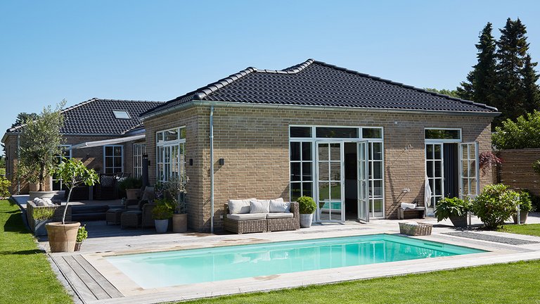 Nybygget typehus har pool og stenterrasse