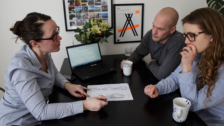 Glipper mulig besparelse: Knap halvdelen af danskerne genforhandler ikke forsikringspriser