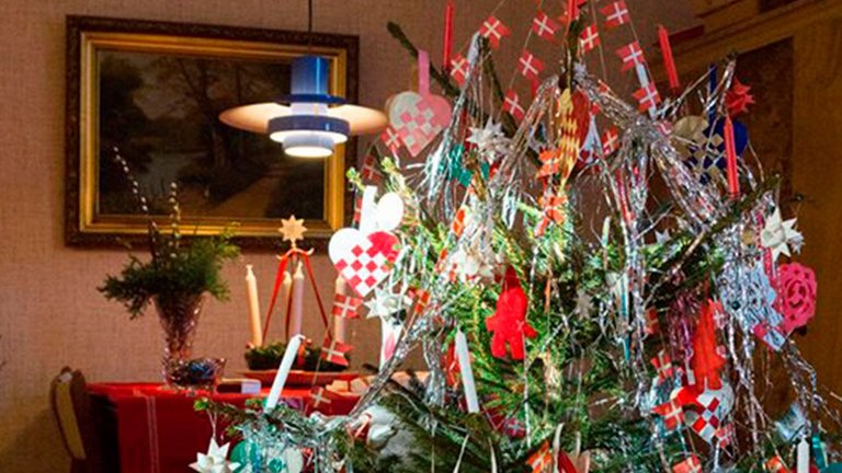 Sådan er de danske juletræer blevet pyntet gennem tiden