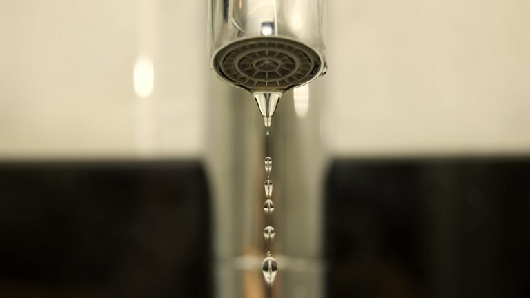 Vandhane, der drypper grundet beskadiget pakning