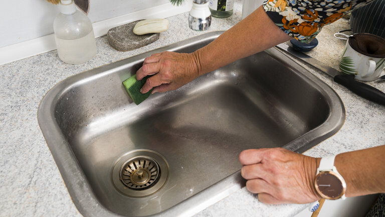 kvinde gør beskidt håndvask ren