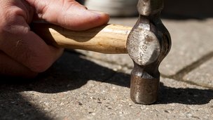 Undgå, at hammeren glider på sømmet