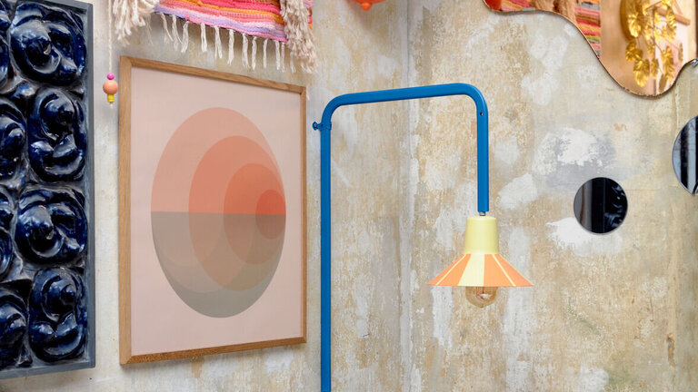 Farverig lampe af genbrugsmaterialer