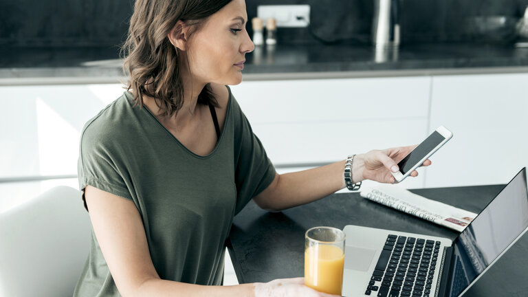 vinde tjekker BBR-oplysninger i BBR-registret på sin telefon og pc