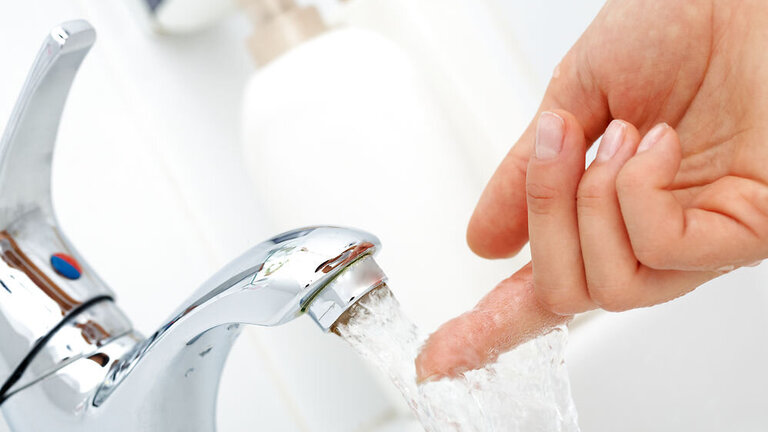 Postevand fra vandhanen. 