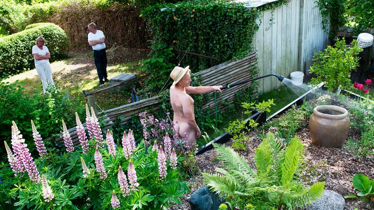 Må du gå nøgen rundt i haven?