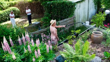 Må du gå nøgen rundt i haven?