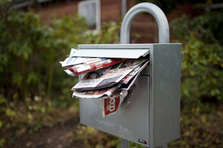Postkasse fyldt med reklamer