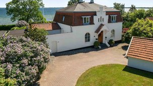 Hus på grund ned til vandet