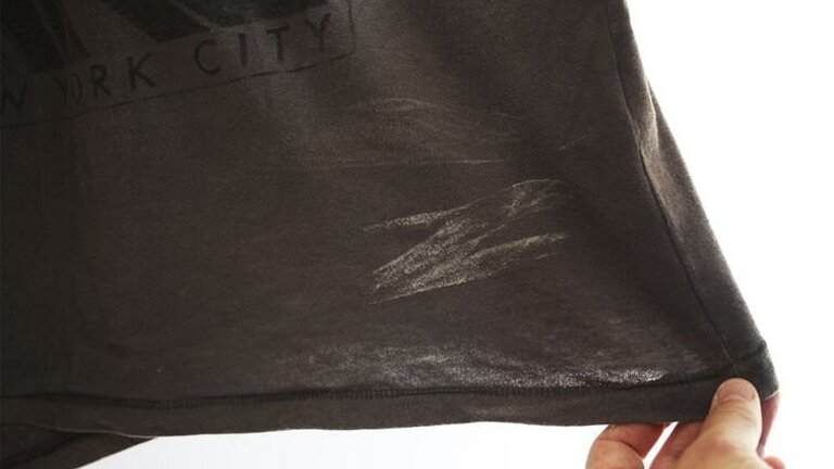 Sort trøje med hvide striber