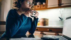 Kvinder sidder ved sin computer og læser og lejeloven