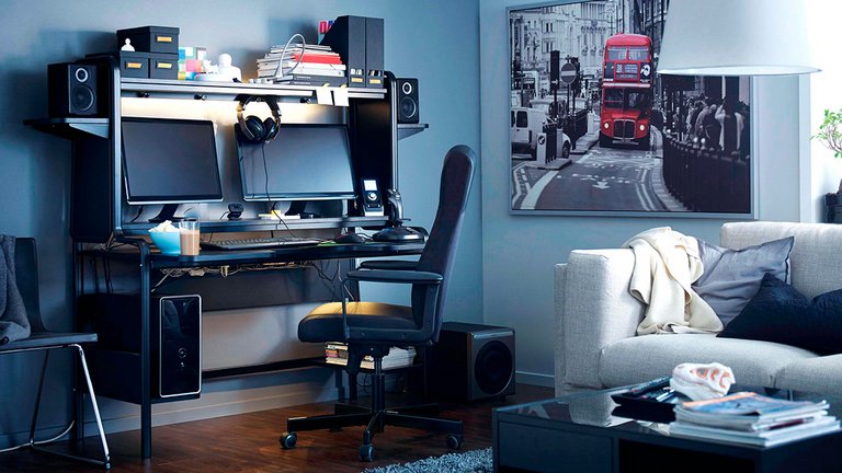 IKEAs skrivebord Freddie med tastatur, to skærme, høretelefoner og højttalere