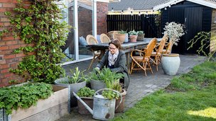 Karina Morgenstern genbruger planter i sin have.