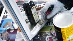 Hvordan fjerner du maling fra vinduerne?