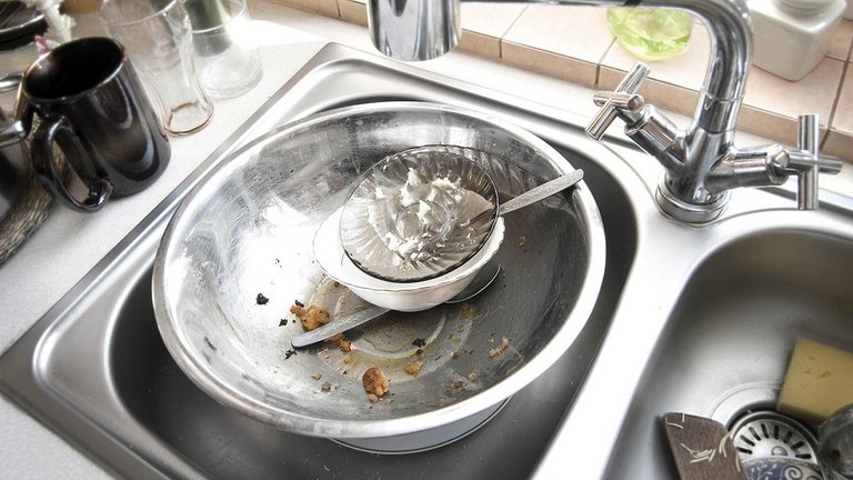 Køkkenvask med madrester og service