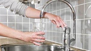 Kalk i drikkevandet – sådan undgår og fjerner du kalk i dit hjem