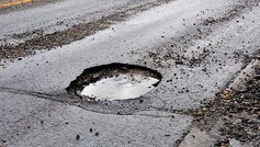 Reparér selv hullet i vejen med kold asfalt