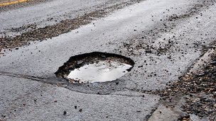 Reparér selv hullet i vejen med kold asfalt