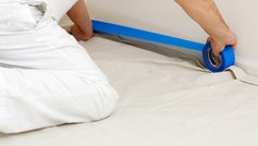 Afdækning med malertape før maling af værelse