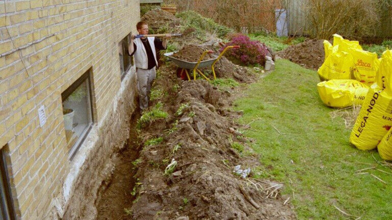 Mand graver ud til omfangsdræn. Foto: Maxit