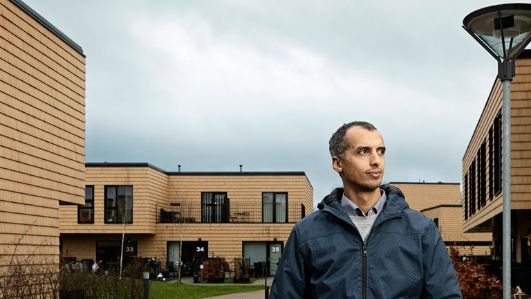 Mattias Tesfaye foran sin bolig i Albertslund