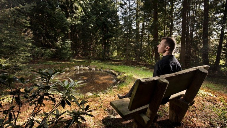 Ulrik Sidenius sidder på bænk