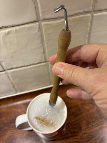 opvaslebørste af træ renses i kop