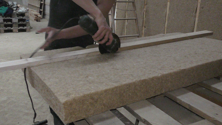 Hørisolering i måtter skæres op