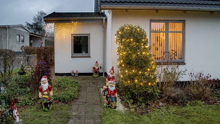 Hus med udendørs julepynt og julelys