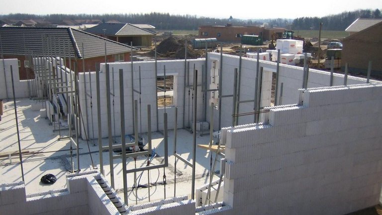 Ydervægge af blokke i hele væggens tykkelse