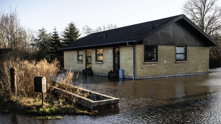 Oversvømmelse omkring hus