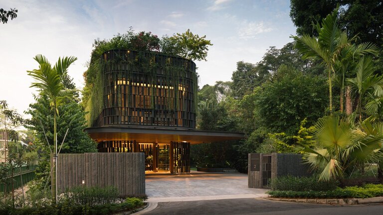 Touching Eden House: Som at bo i junglen