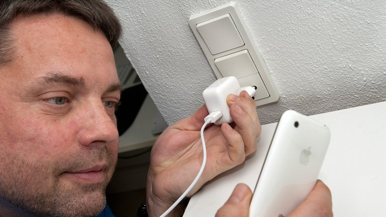 Hvor meget kan du spare ved at slukke for opladeren?