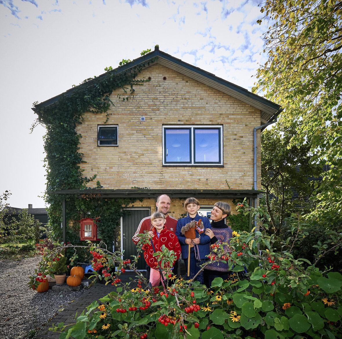 Familie foran hus