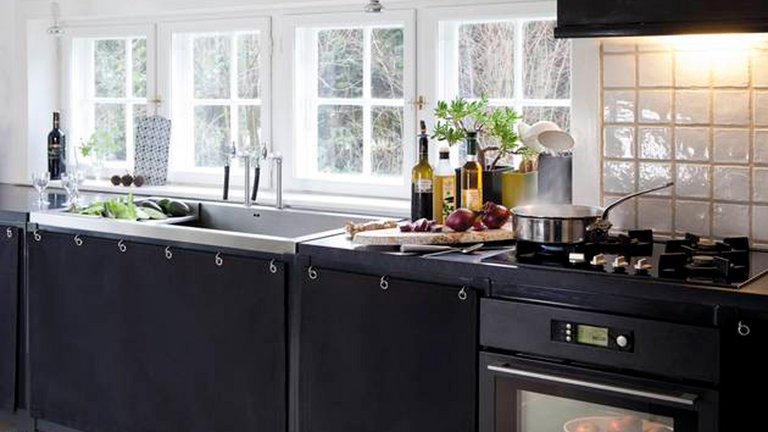 køkken med nye køkkenlåger