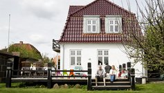 Pau Birch og Maria Trærup foran deres hus, hvor taget er blevet løftet og udskiftet med et mansardtag, så det har givet ekstra plads og lvadratmeter