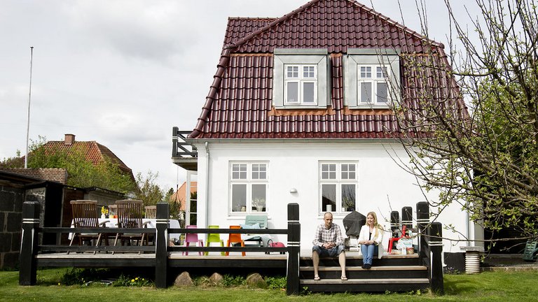 Pau Birch og Maria Trærup foran deres hus, hvor taget er blevet løftet og udskiftet med et mansardtag, så det har givet ekstra plads og lvadratmeter
