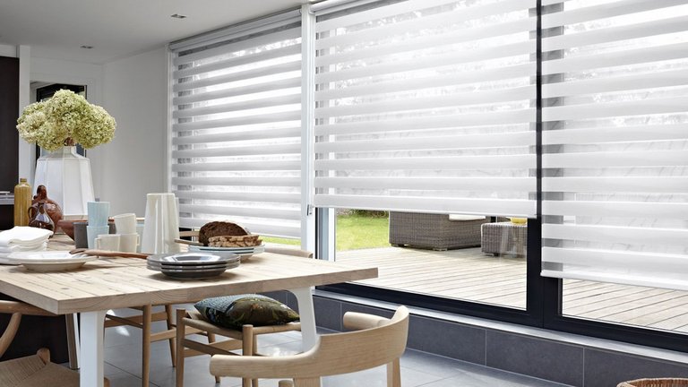 Gardiner og persienner: Få inspiration til god og lækker solafskærmning her