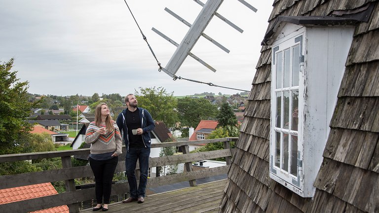 par står på vindmølle – segalt mølle, som de ejer