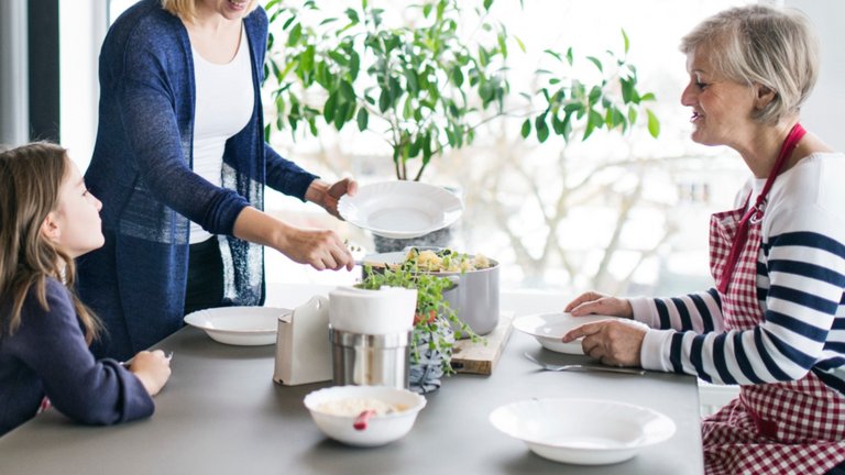 Tre generationer ved spisebordet