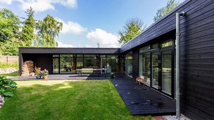 Arkitekttegnet hus med kæmpe entré