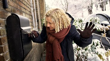 Tø din frosne postkasselås op