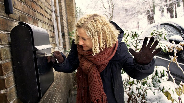 Tø din frosne postkasselås op