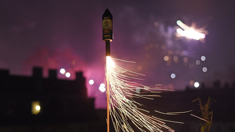 Må du smide brugt fyrværkeri i skraldespanden?