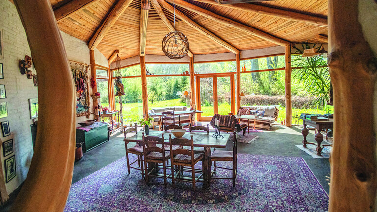 Huset af halm, træ og ler står smukt på 20. år