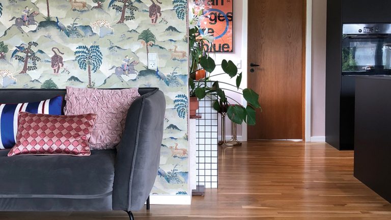 Stue med tapet på væggen fra Linwood