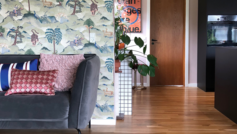 Stue med tapet på væggen fra Linwood